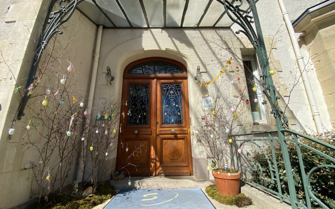 L’entrée du Castel aux couleurs des fêtes de Pâques